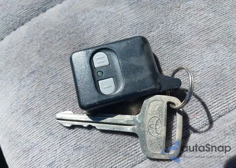 1998 Toyota Sienna Le from USA, damaged, VIN 4T3ZF13C6WU078675